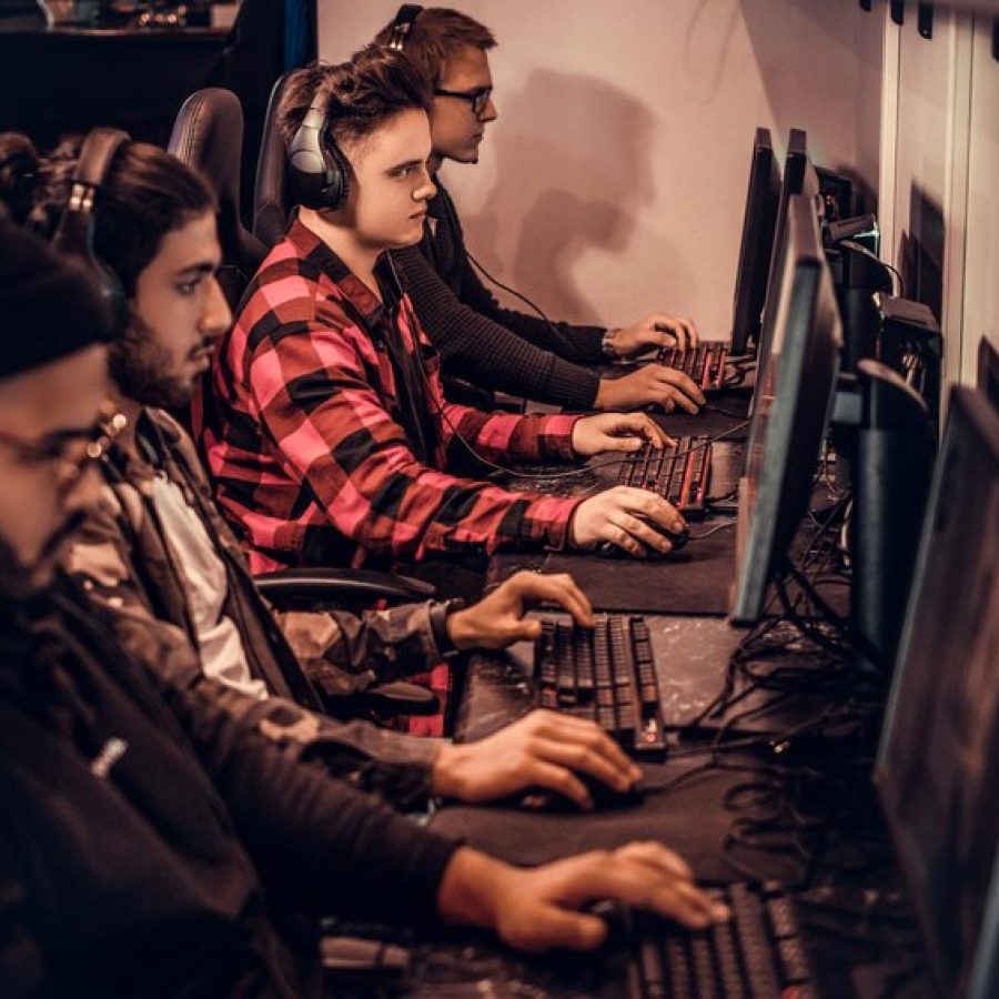 team-teenage-gamers-plays-multiplayer-video-game-pc-gaming-club_613910-19162